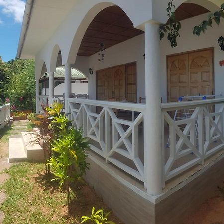 Maison De Vacanze Baie Sainte Anne Exterior photo
